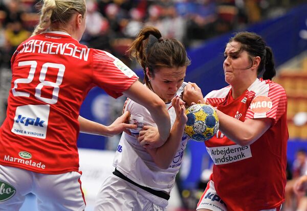 Игровой момент матча ЧЕ по гандболу среди женщин между командами России и Дании