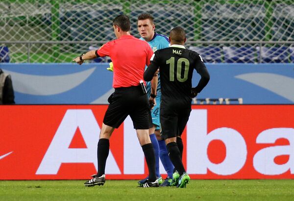 Арбитр Виктор Кашшаи (слева) назначает пенальти после просмотра видеоповтора в матче Касима Антлерс - Атлетико Насьональ