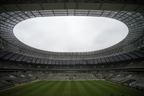 Вид строящегося стадиона Лужники в Москве