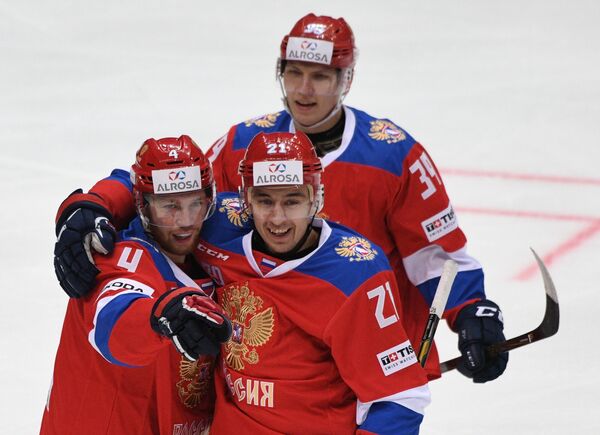 Защитники сборной России Владислав Гавриков и Максим Осипов (слева направо на первом плане)
