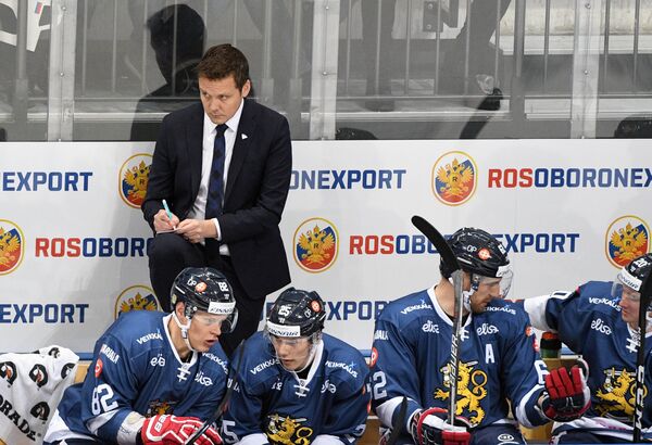 Главный тренер сборной Финляндии Лаури Марьямяки (на втором плане)