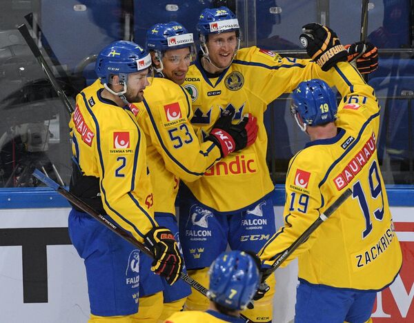 Хоккеисты сборной Швеции Симон Бертильссон, Андреас Турессон, Александер Бергстрём и Патрик Закриссон (слева направо)