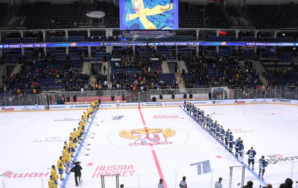 Хоккеисты сборных Финляндии (справа) и Швеции перед началом матча второго этапа Еврохоккейтура 2016/17 Кубок Первого канала