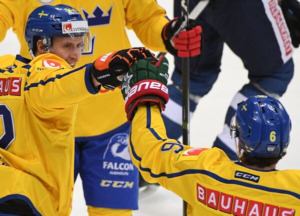 Нападающий сборной Швеции Александер Бергстрём (слева)