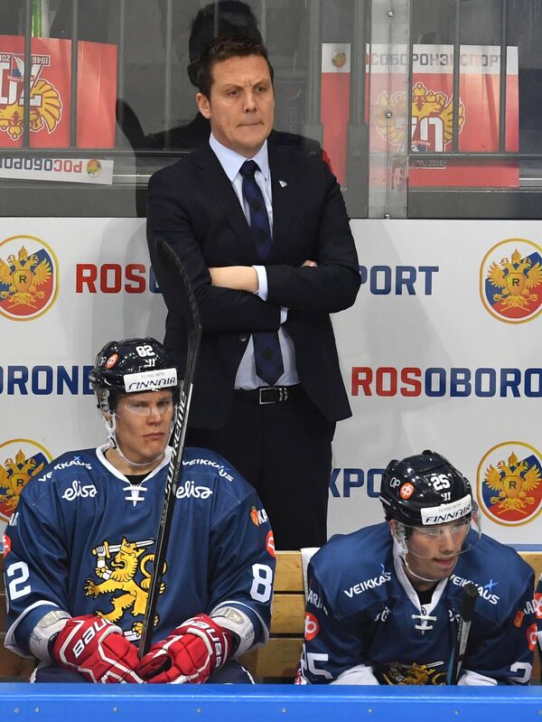 Главный тренер сборной Финляндии Лаури Марьямяки (на втором плане)
