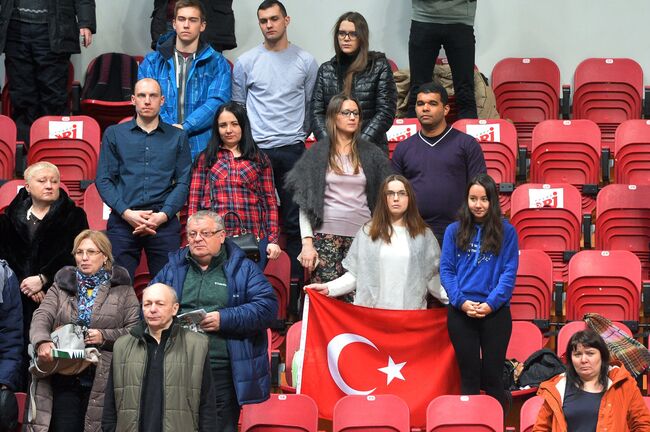 Российские и турецкие болельщики во время минуты молчания по убитому послу России в Турции Андрею Карлову