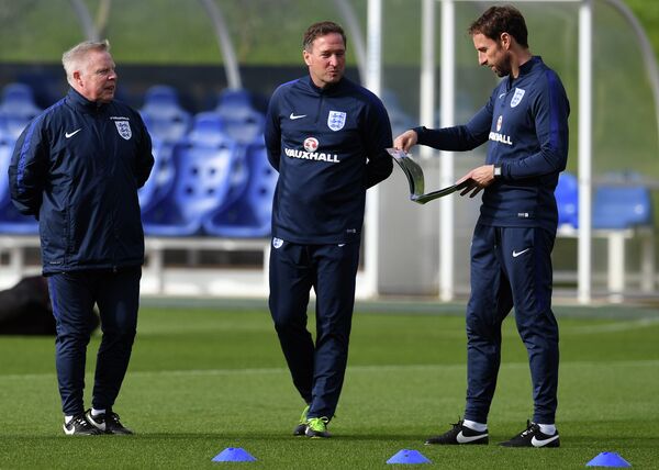 Главный тренер сборной Англии по футболу Гарет Саутгейт и его помощники Стив Холланд и Сэмми Ли (справа налево)