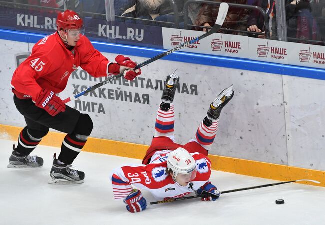 Защитник Спартака Владислав Провольнев (слева) и нападающий Локомотива Артём Ильенко