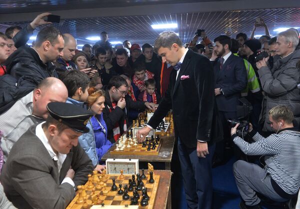 Гроссмейстер Сергей Карякин во время сеанса одновременной игры в шахматы