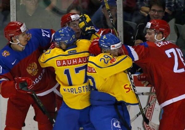 Игровой момент матча молодежных сборных России и Швеции по хоккею
