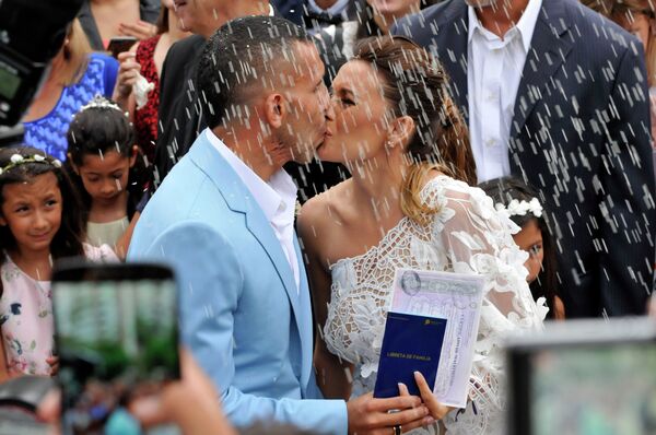 Нападающий Бока Хуниорс и сборной Аргентины по футболу Карлос Тевес и его возлюбленная Ванесса Мансилья во время свадьбы