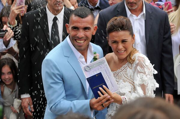 Нападающий Бока Хуниорс и сборной Аргентины по футболу Карлос Тевес и его возлюбленная Ванесса Мансилья во время свадьбы
