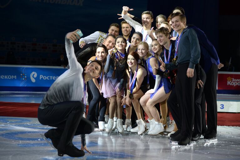 Призеры чемпионата России по фигурному катанию в Челябинске во время церемонии награждения