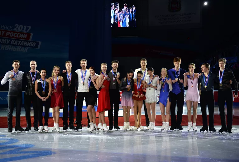 Призеры чемпионата России по фигурному катанию в Челябинске во время церемонии награждения