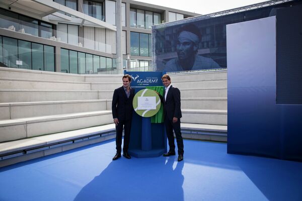 Рафаэль Надаль (справа) и Роджер Федерер возле Академии испанского теннисиста на Мальорке (Испания)