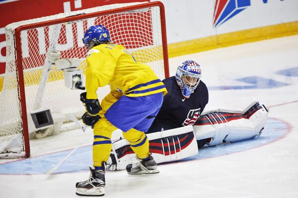 Нападающий молодежной сборной Швеции по хоккею Александр Нюландер (слева)