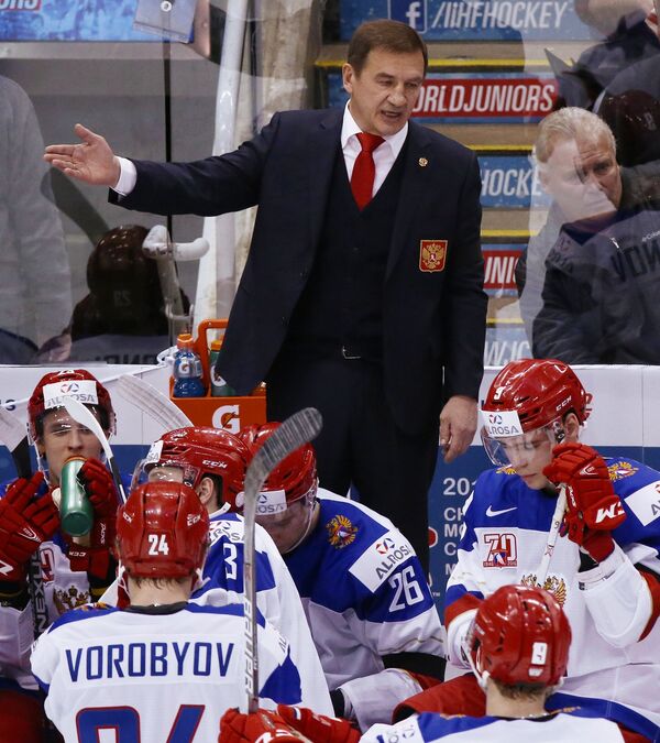 Главный тренер сборной России Валерий Брагин (в центре) и хоккеисты команды