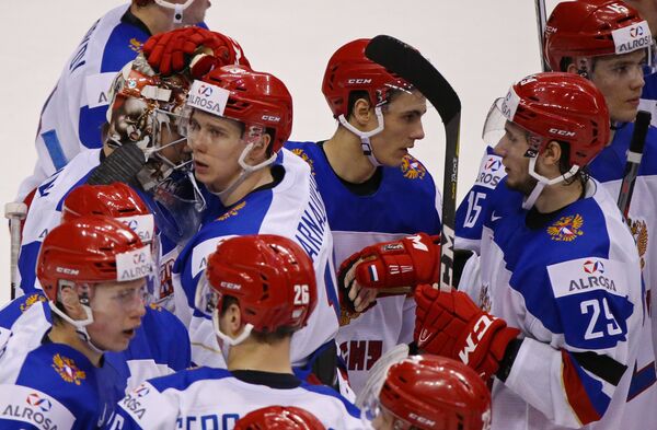 Хоккеисты сборной России Павел Карнаухов, Илья Самсонов и Артём Волков (в центре слева направо)