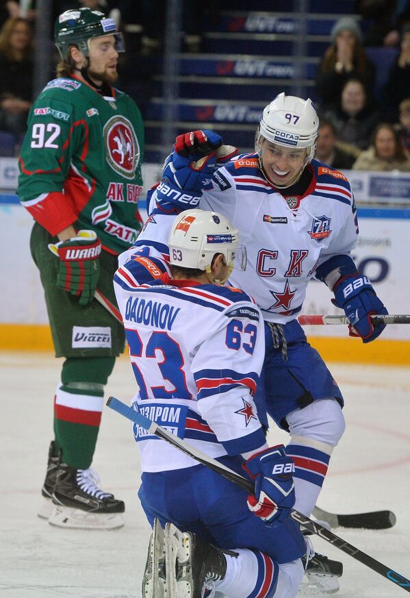 Нападающие СКА Евгений Дадонов и Вадим Шипачёв (слева направо на первом плане)