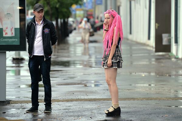 Девушка-эмо и молодой человек на улице Право-Булачной в Казани