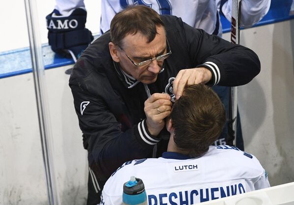 Врач команды оказывает помощь нападающему Динамо Алексею Терещенко