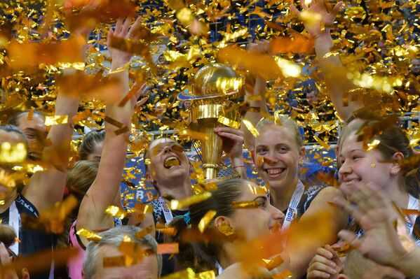 Волейболистки Динамо-Казань во время церемонии награждения после финального матча Кубка России