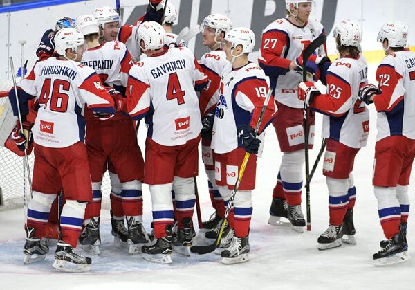 Хоккеисты Локомотива радуются победе