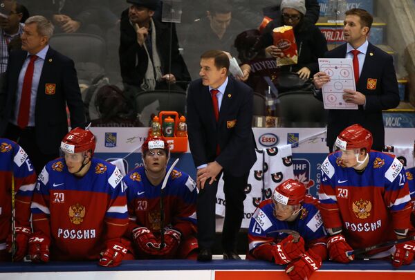 Главный тренер молодежной сборной по хоккею России Валерий Брагин (в центре)