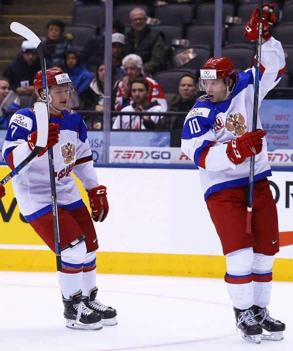 Нападающие сборной России Кирилл Капризов (слева) и Александр Полунин