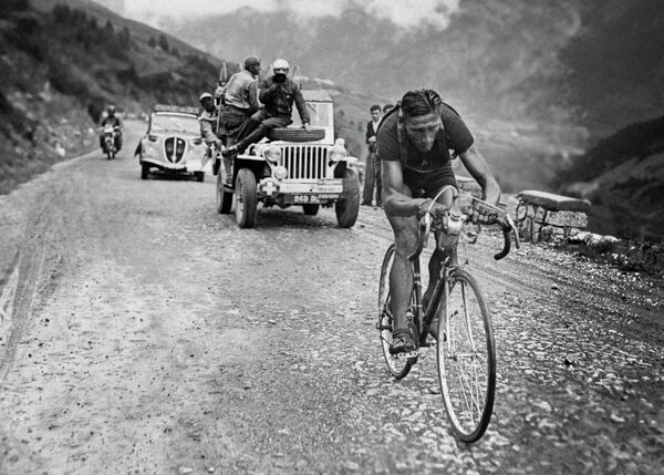 Старейший победитель Тур де Франс швейцарец Фердинанд Кюблер (на первом плане)