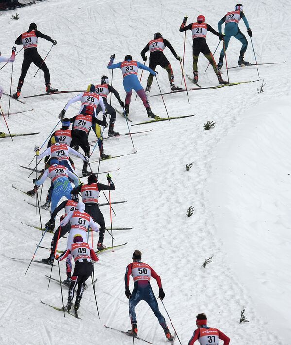 Лыжники на дистанции гонки преследования в рамках Тур де Ски