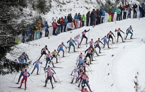 Лыжники на дистанции гонки преследования в рамках Тур де Ски
