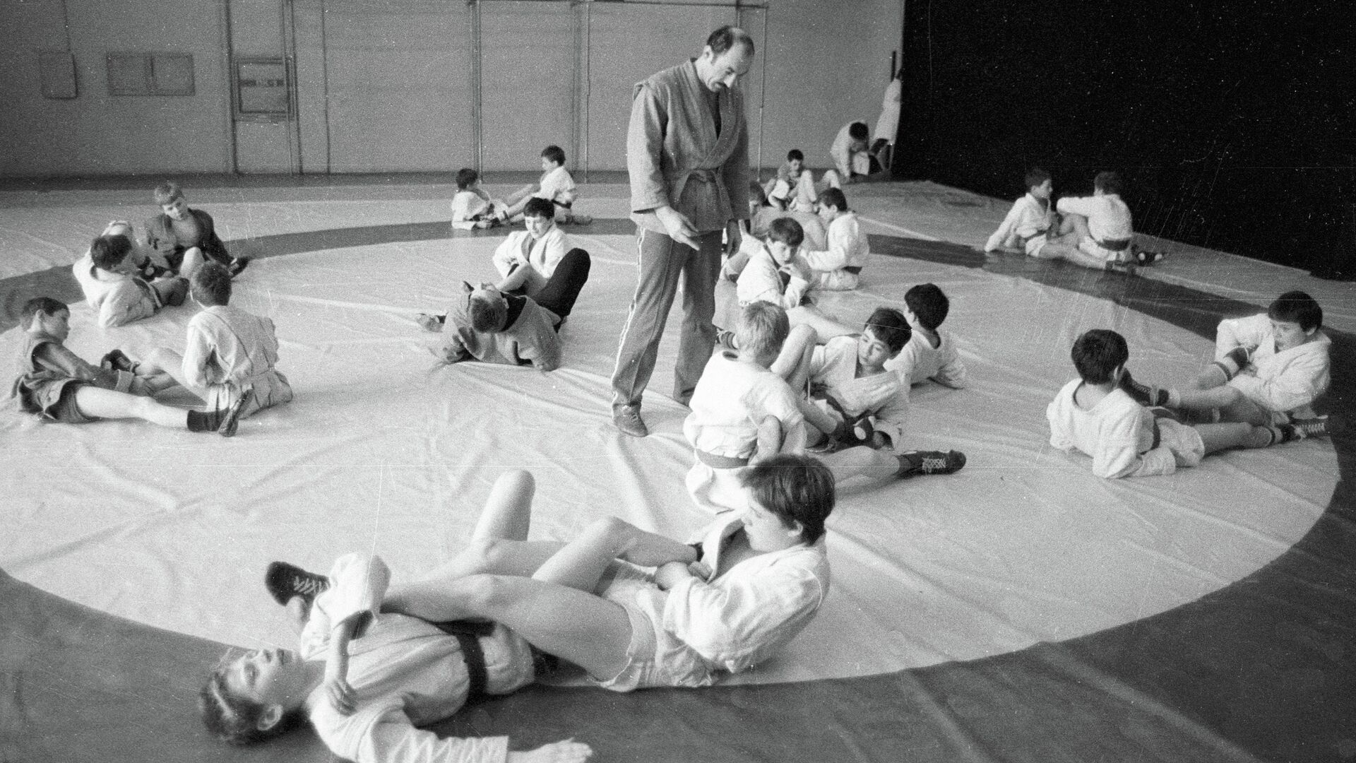 Основатель школы Самбо-70 Давид Рудман (в центре) проводит тренировку с юными самбистами (архив, 1986 год) - РИА Новости, 1920, 08.02.2022