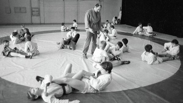 Основатель школы Самбо-70 Давид Рудман (в центре) проводит тренировку с юными самбистами (архив, 1986 год)