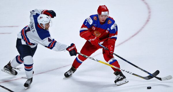 Нападающий сборной России Кирилл Капризов и защитник сборной США Калеб Джонс (слева)