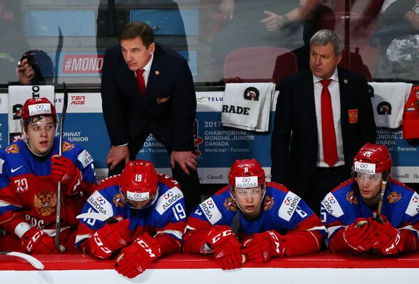Тренер сборной России Олег Браташ и главный тренер сборной России Валерий Брагин (на втором плане справа налево)