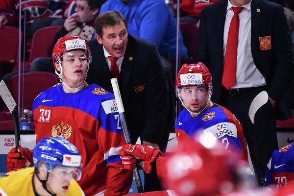 Главный тренер молодежной сборной России по хоккею Валерий Брагин (в центре)