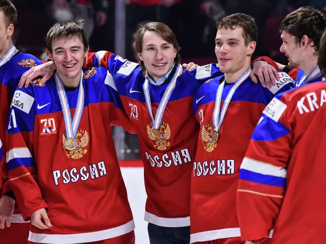 Российские хоккеисты после победы в матче за бронзовые медали молодежного чемпионата мира