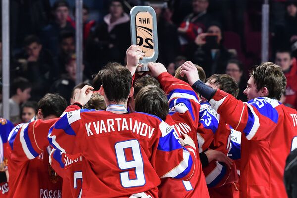 Российские хоккеисты после победы в матче за бронзовые медали молодежного чемпионата мира