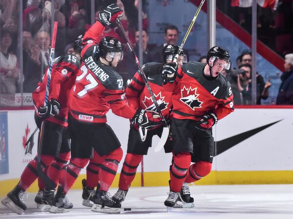 Хоккеисты сборной Канады радуются забитой шайбе в ворота команды США в финале молодежного чемпионата мира