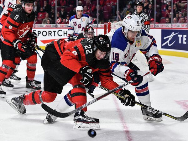 Игровой момент финального матча молодежного чемпионата мира по хоккею между сборными США и Канады