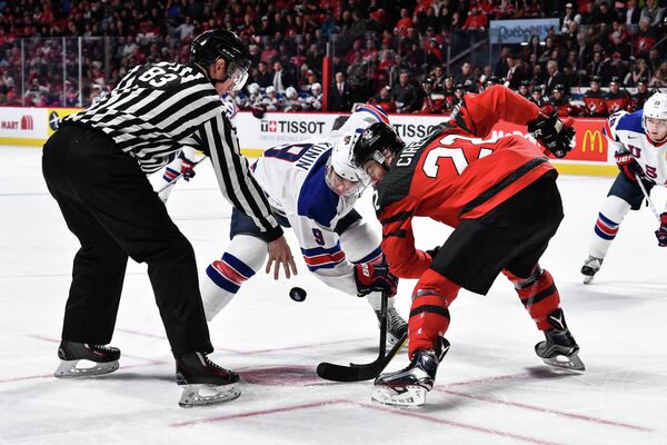 Игровой момент финального матча молодежного чемпионата мира по хоккею между сборными США и Канады