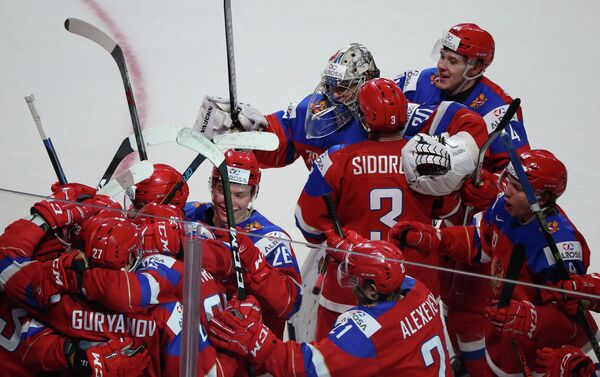 Хоккеисты молодежной сборной России радуются победе в матче за 3-е место чемпионата мира по хоккею