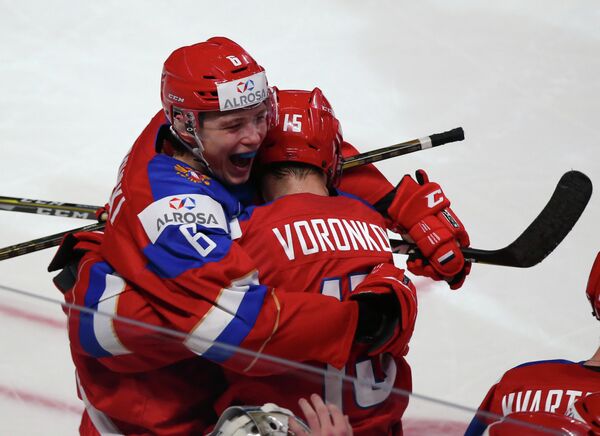 Хоккеисты молодежной сборной России Сергей Зборовский и Егор Воронков (справа) радуются победе