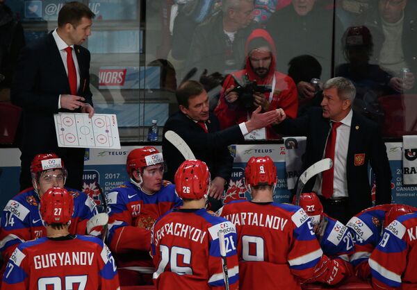 Главный тренер молодежной сборной России Валерий Брагин (в центре) дает указания игрокам своей команды