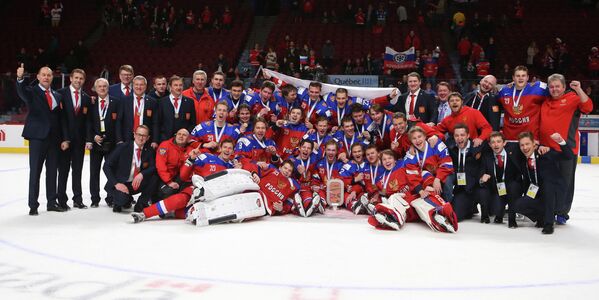 Хоккеисты молодежной сборной России и тренерский штаб на церемонии награждения после окончания матча за 3-е место