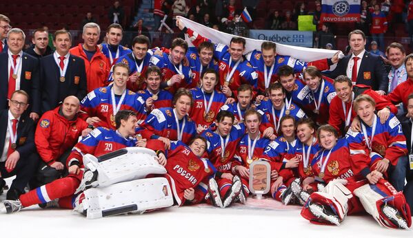 Хоккеисты молодежной сборной России и тренерский штаб на церемонии награждения после окончания матча за 3-е место