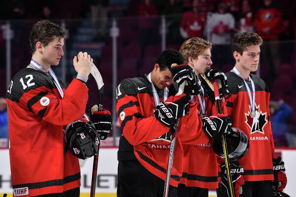 Хоккеисты молодежной сборной Канады после поражения в финале чемпионата мира