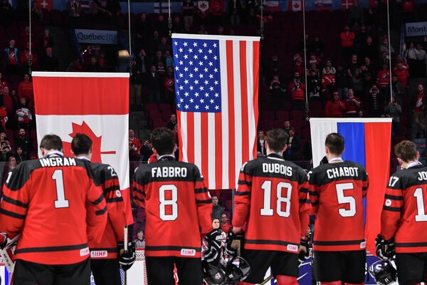 Хоккеисты молодежной сборной Канады после поражения в финале чемпионата мира