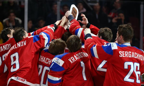 Хоккеисты молодежной сборной России на церемонии награждения после окончания матча за 3-е место